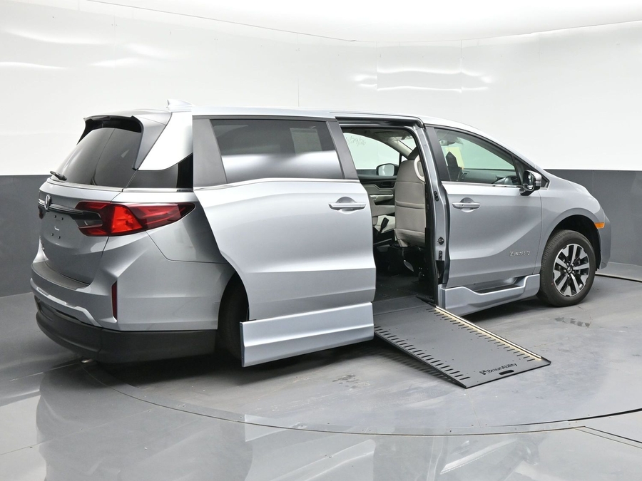 Silver Honda Odyssey image number 4