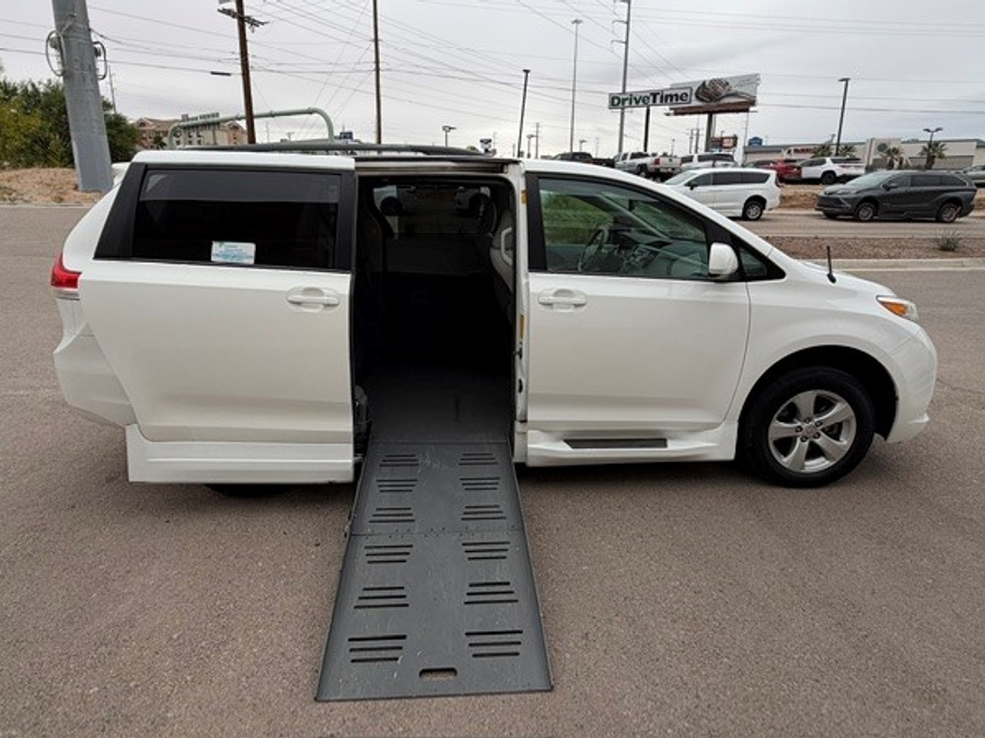 Used 2013 Toyota Sienna LE - BraunAbility Side Entry Entry Fold Out Automatic Ramp