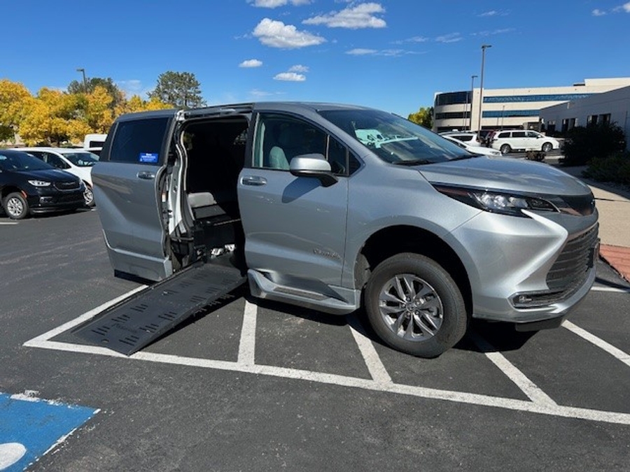 Used 2023 Toyota Sienna Hybrid XLE Base - BraunAbility Side Entry Entry Fold Out Automatic Ramp