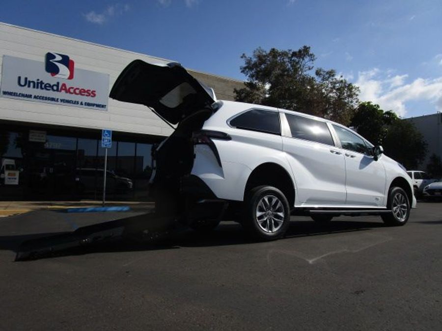 New 2025 Toyota Sienna Hybrid LE - Vantage Mobility Commercial Rear Entry Entry Fold Out Manual Ramp