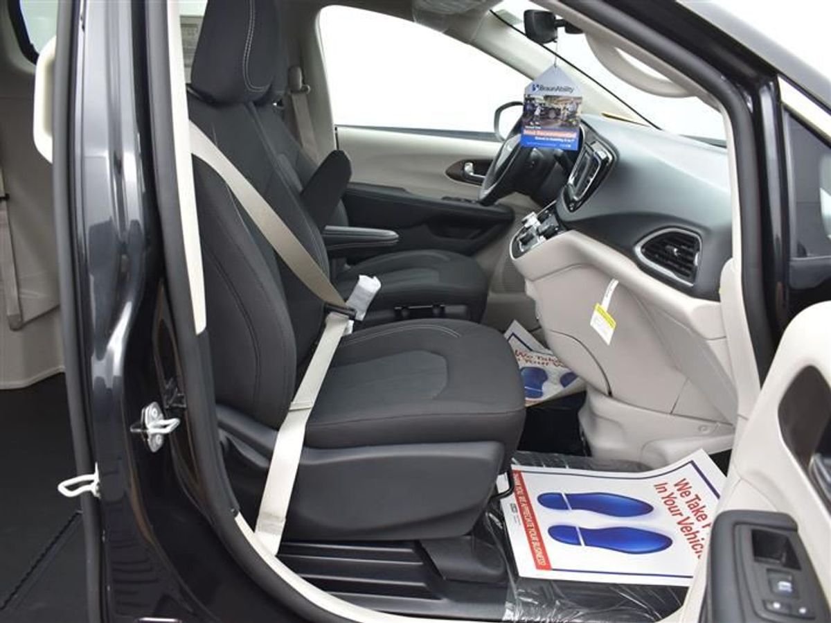 Black Chrysler Voyager image number 13