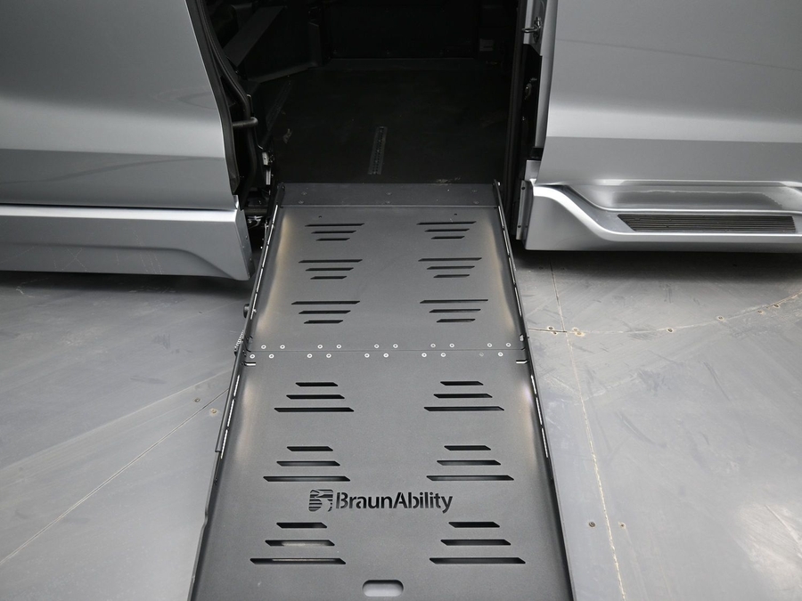 New 2025 Toyota Sienna Hybrid XLE Base - BraunAbility Side Entry Entry Fold Out Automatic Ramp