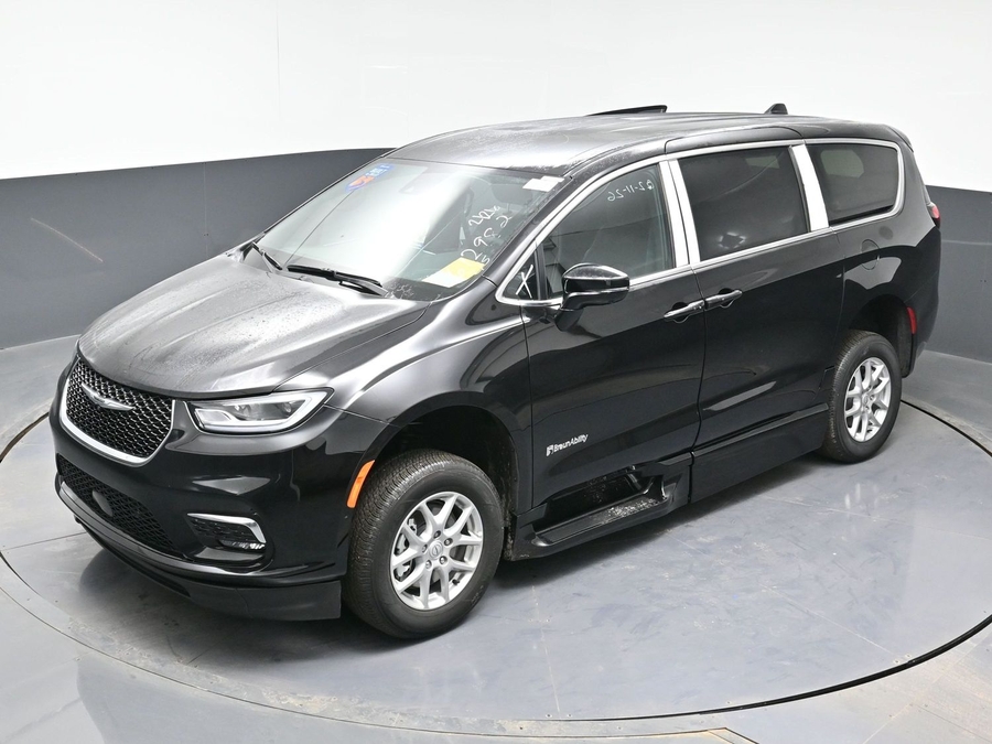 Black Chrysler Pacifica image number 23
