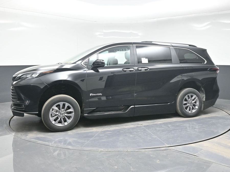 Imagen de la Toyota Sienna negra número 4