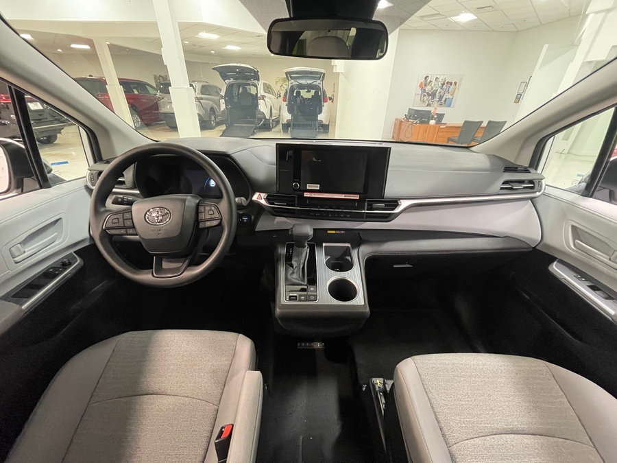 White Toyota Sienna image number 12