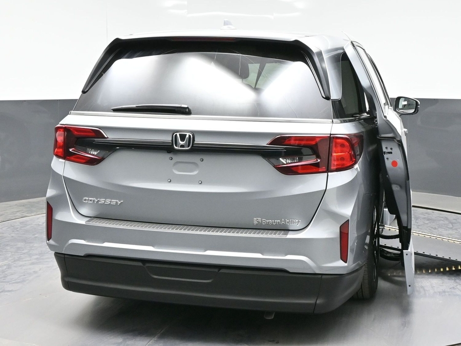 Silver Honda Odyssey image number 5