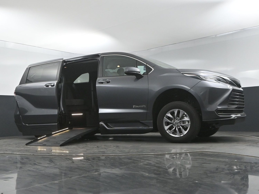 New 2025 Toyota Sienna Hybrid LE - BraunAbility Side Entry Entry Fold Out Automatic Ramp