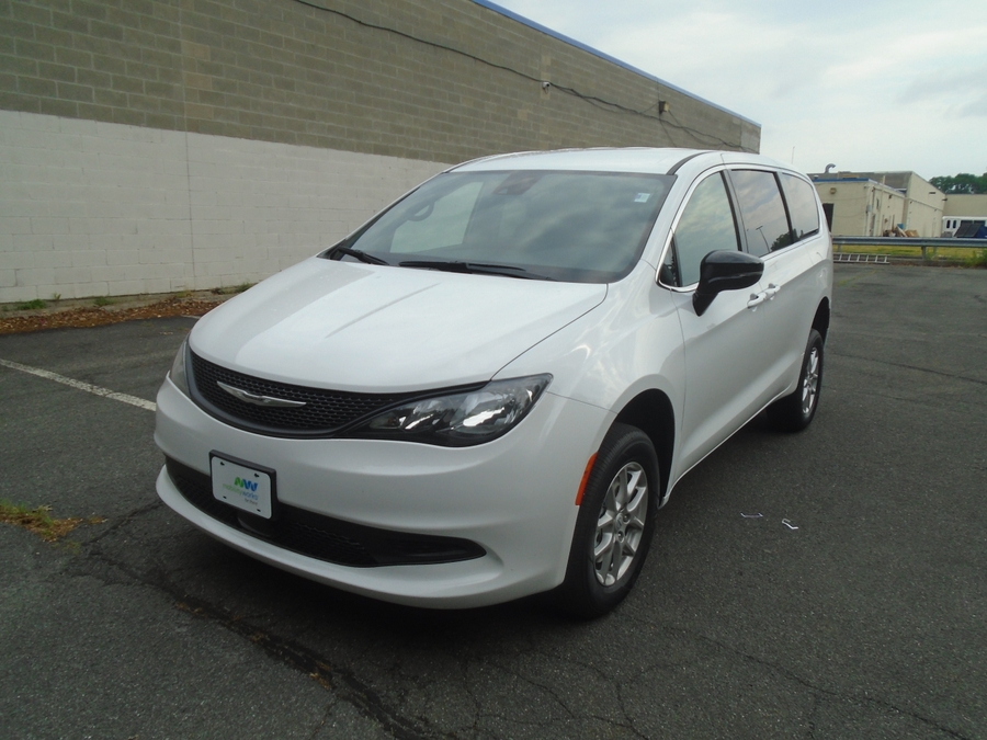 White Chrysler Voyager image number 13
