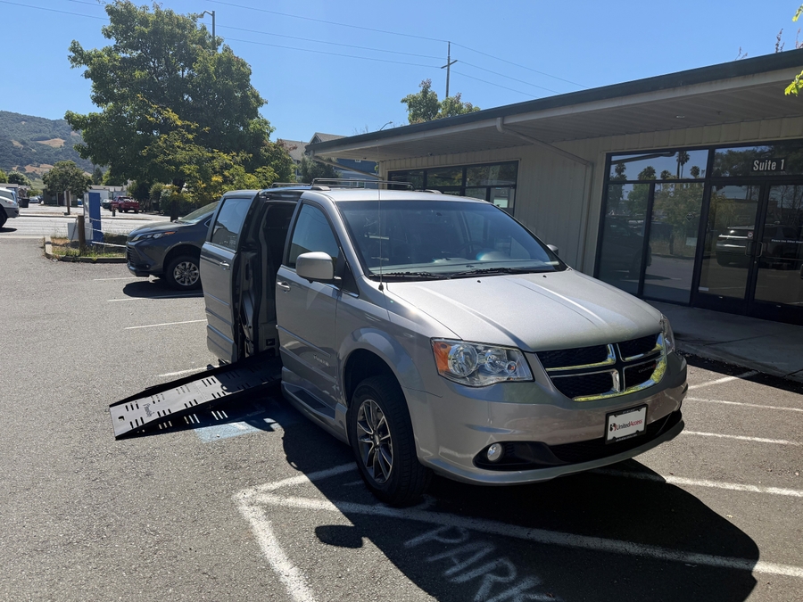 Used 2017 DODGE GRAND CARAVAN SXT - BraunAbility Side Entry Entry Fold Out Automatic Ramp
