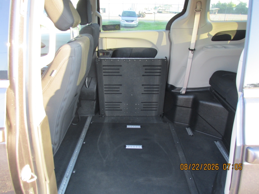 Granite Crystal Metallic Chrysler Voyager image number 6