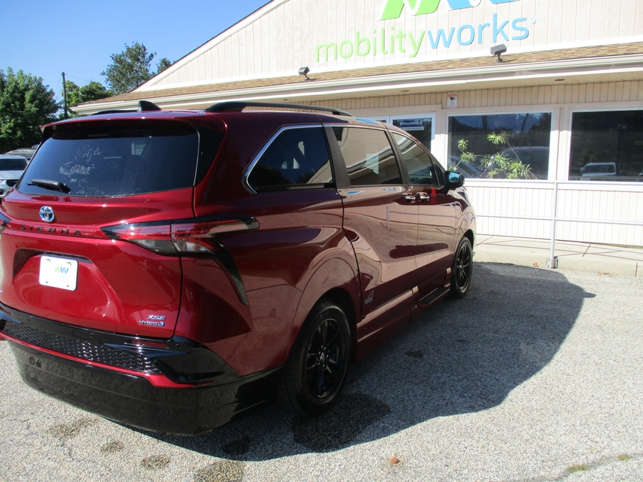 Red Toyota Sienna image number 13