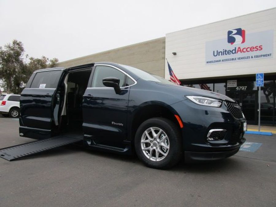 New 2025 Chrysler Pacifica Select Safety - BraunAbility Side Entry Entry In Floor Automatic Ramp