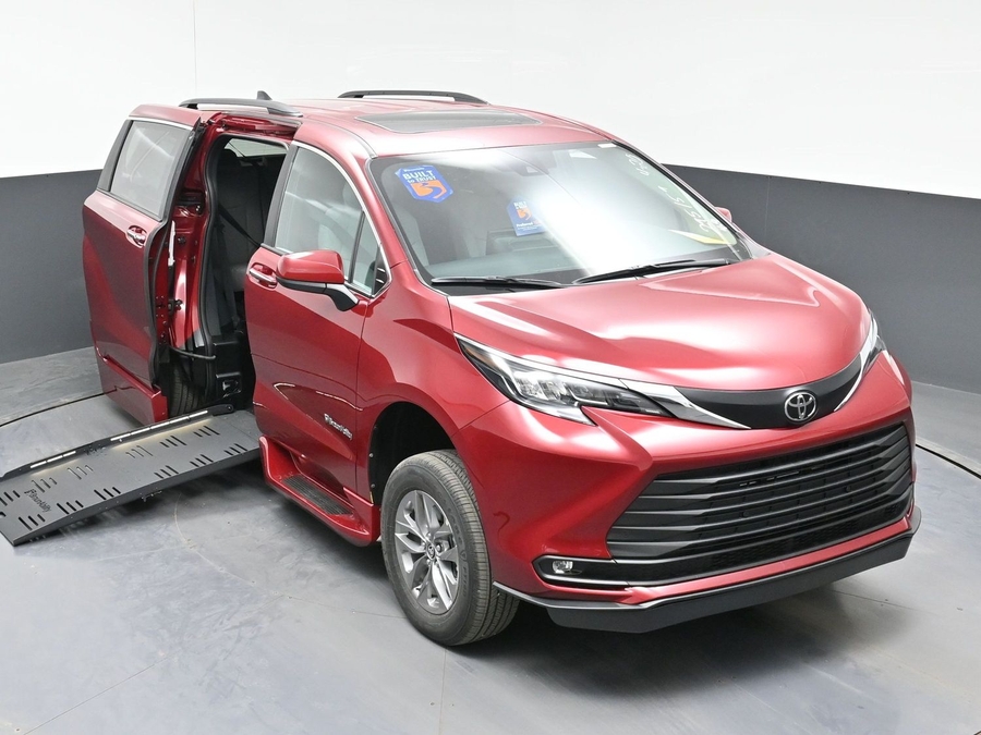 New 2026 Toyota Sienna Hybrid XLE Base - BraunAbility Side Entry Entry Fold Out Automatic Ramp
