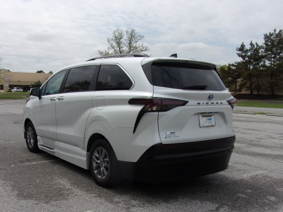 White Toyota Sienna image number 3