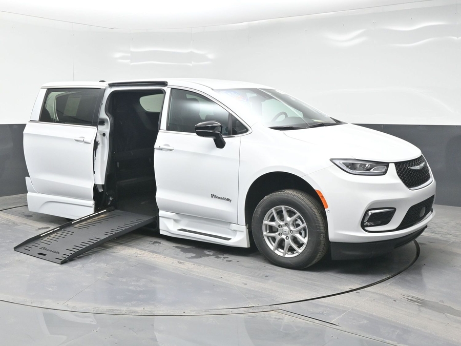 New 2025 Chrysler Pacifica Select Safety - BraunAbility Side Entry Entry Fold Out Automatic Ramp