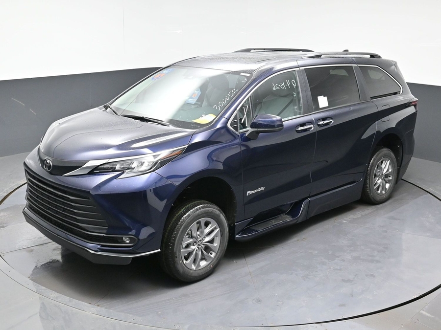 New 2026 Toyota Sienna Hybrid XLE Base - BraunAbility Side Entry Entry Fold Out Automatic Ramp