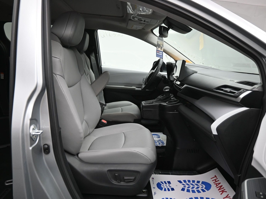New 2025 Toyota Sienna Hybrid XLE Base - BraunAbility Side Entry Entry Fold Out Automatic Ramp