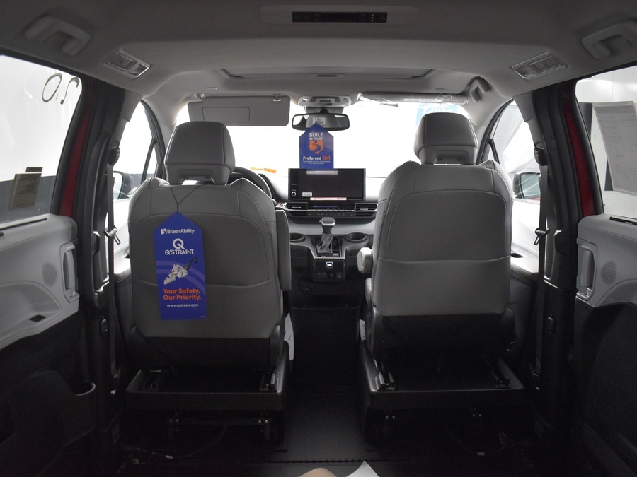 New 2025 Toyota Sienna Hybrid XLE Base - BraunAbility Side Entry Entry In Floor Automatic Ramp