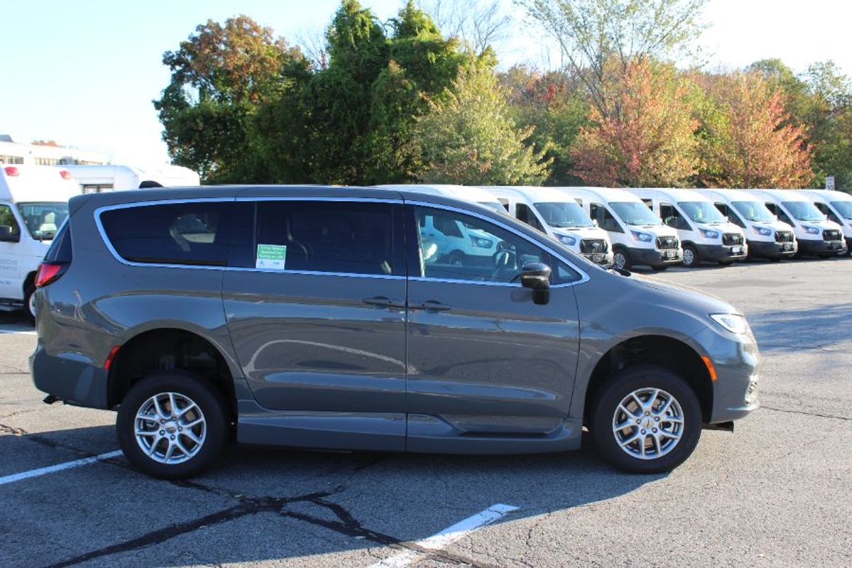 Grey Chrysler Pacifica image number 3