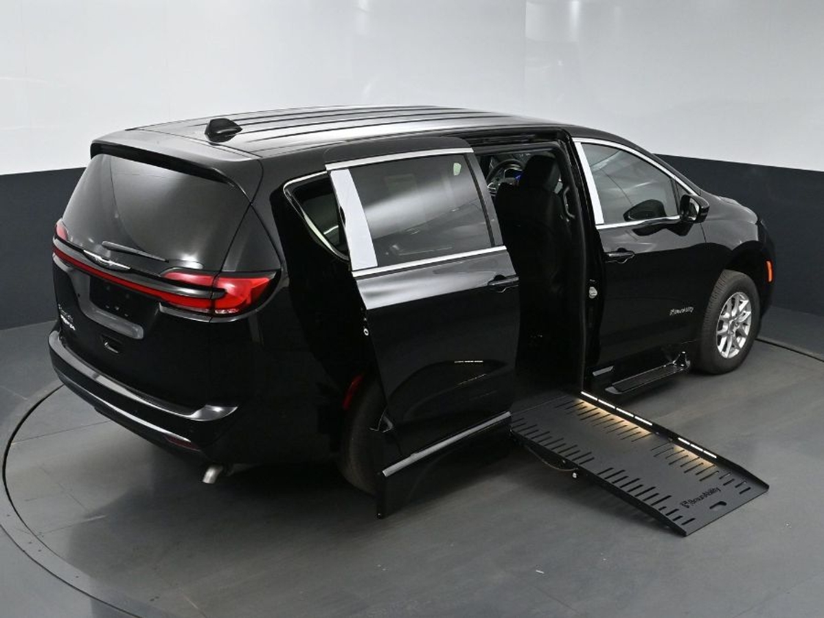 2025 CHRYSLER PACIFICA - Image 25