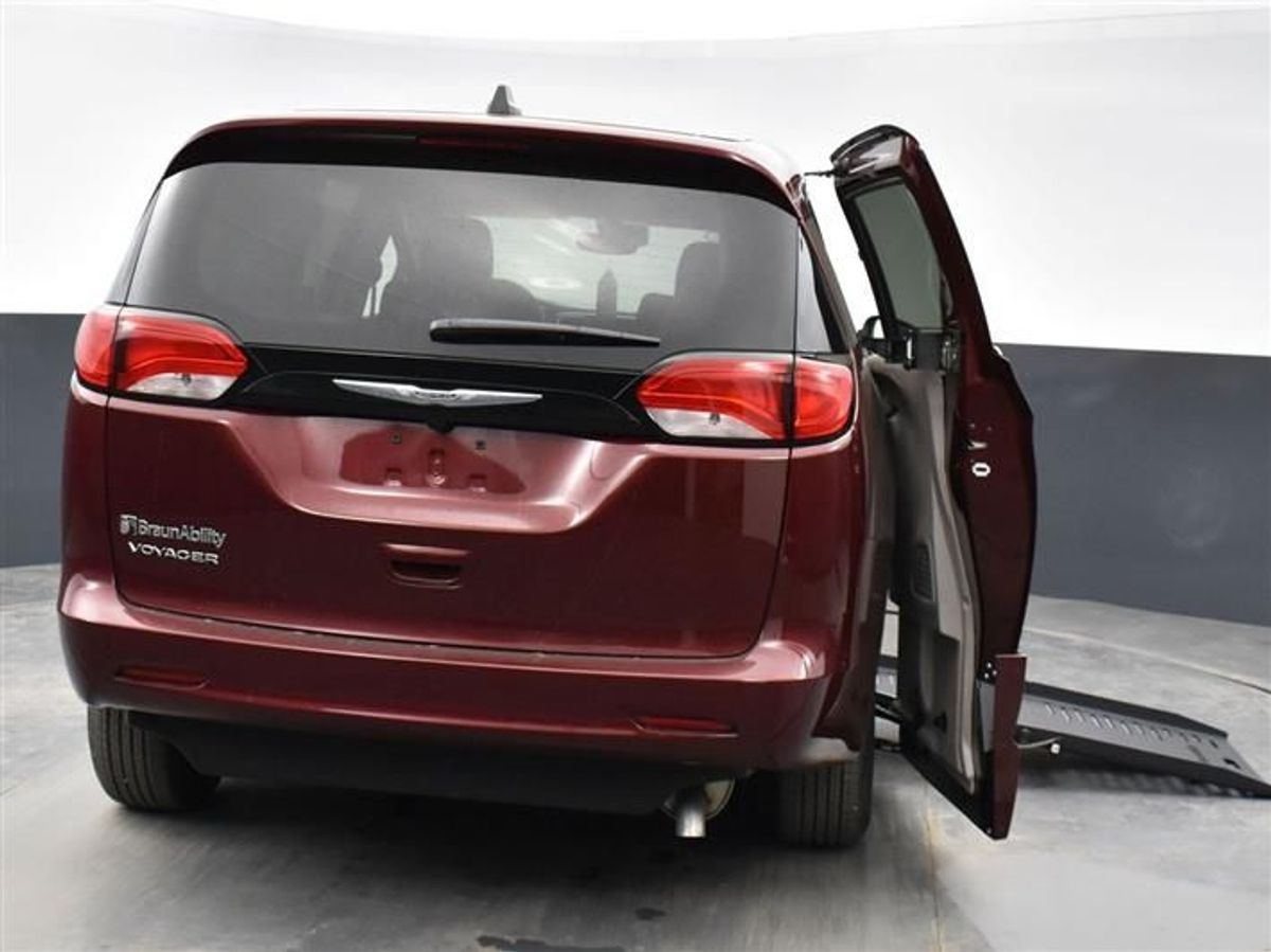 Red Chrysler Voyager image number 15