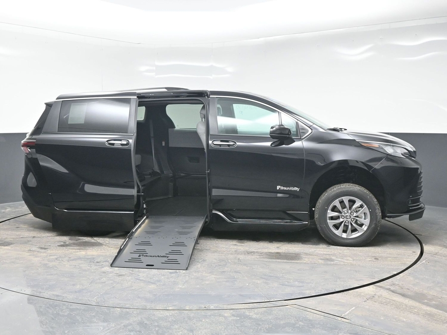 Black Toyota Sienna image number 3