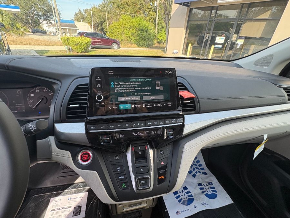 Red Honda Odyssey image number 7