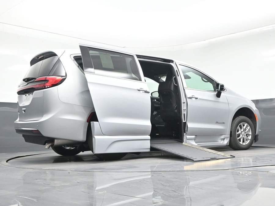 New 2026 Chrysler Pacifica Select Safety - BraunAbility Side Entry In Floor Automatic Ramp
