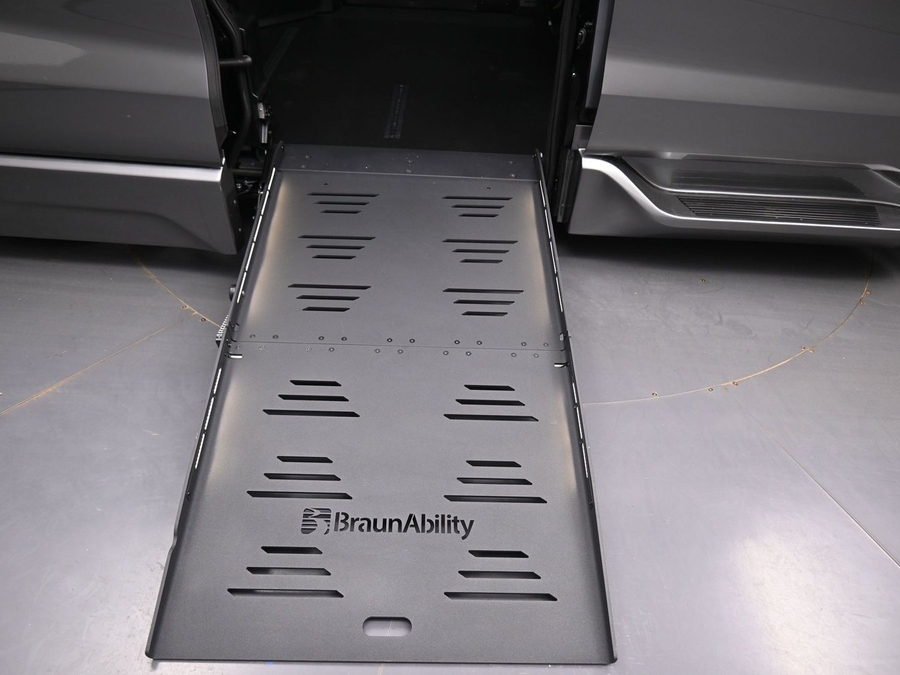 New 2026 Toyota Sienna Hybrid XLE Base - BraunAbility Side Entry Entry Fold Out Automatic Ramp