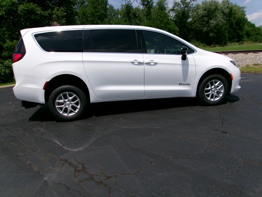 White Chrysler Voyager image number 13