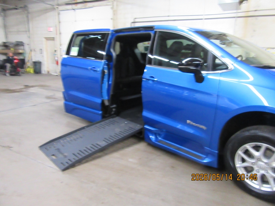Blue Chrysler Pacifica image number 40