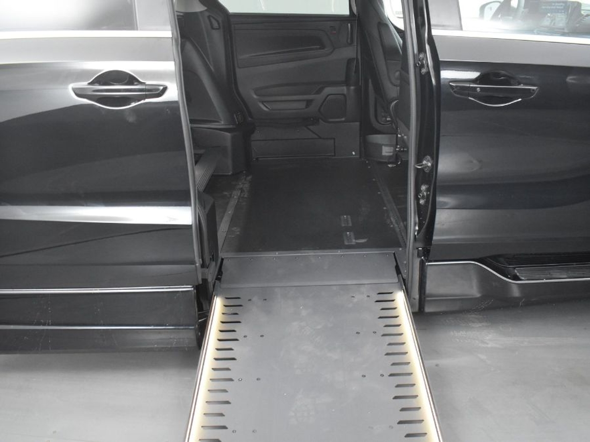 Black Honda Odyssey image number 19