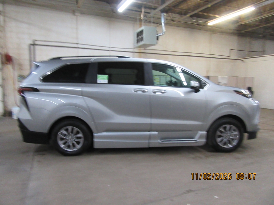 Silver Toyota Sienna image number 12