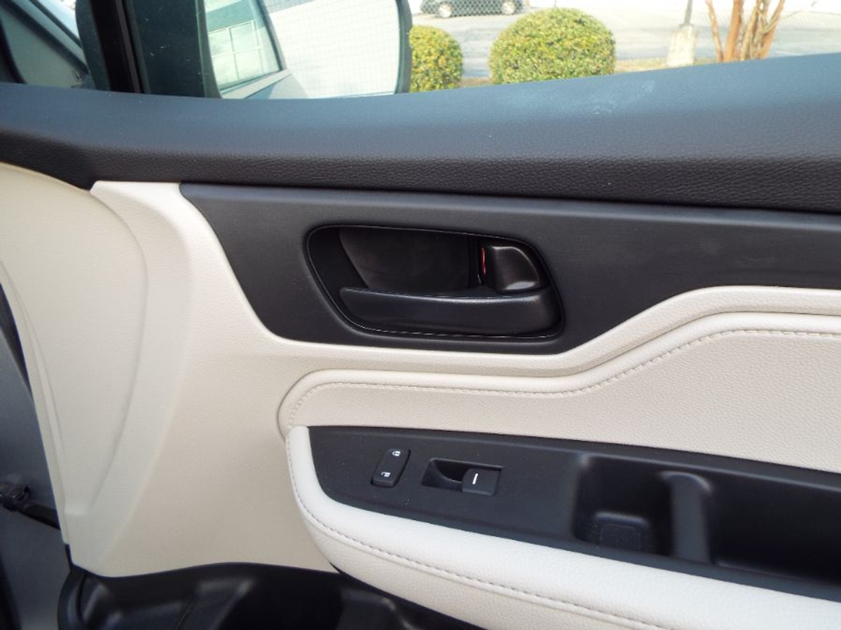 Silver Honda Odyssey image number 18