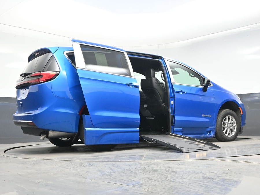 Blue Chrysler Pacifica image number 18