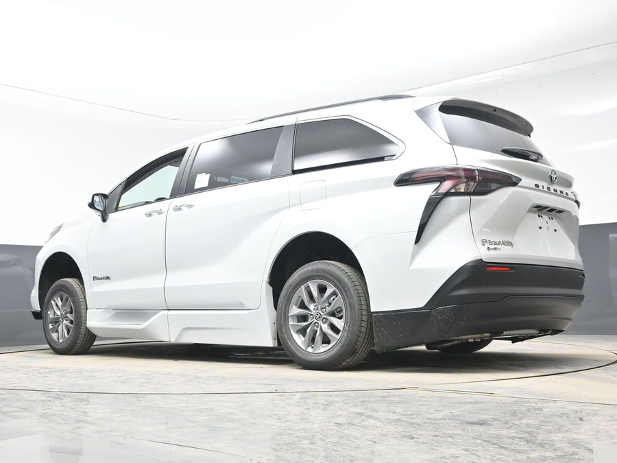 New 2026 Toyota Sienna Hybrid XLE Base - BraunAbility Side Entry Entry Fold Out Automatic Ramp