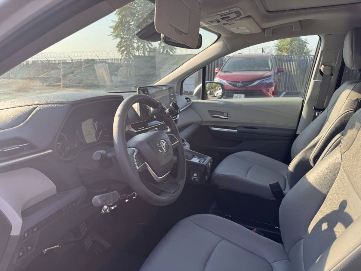 2023 TOYOTA SIENNA - Image 11