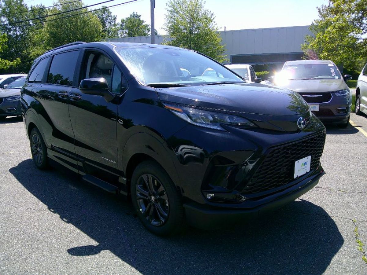 Black Toyota Sienna image number 5