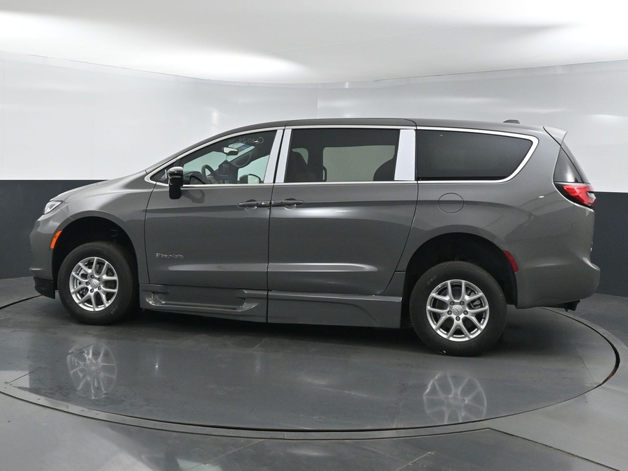 New 2025 Chrysler Pacifica Select Safety - BraunAbility Side Entry Entry In Floor Automatic Ramp