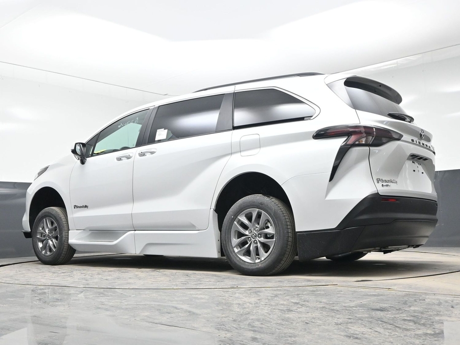 New 2026 Toyota Sienna Hybrid XLE Base - BraunAbility Side Entry Fold Out Automatic Ramp