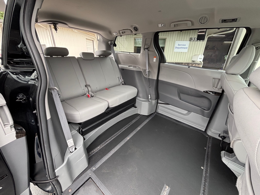 Used 2020 Toyota Sienna XLE Premium - BraunAbility Side Entry In Floor Automatic Ramp