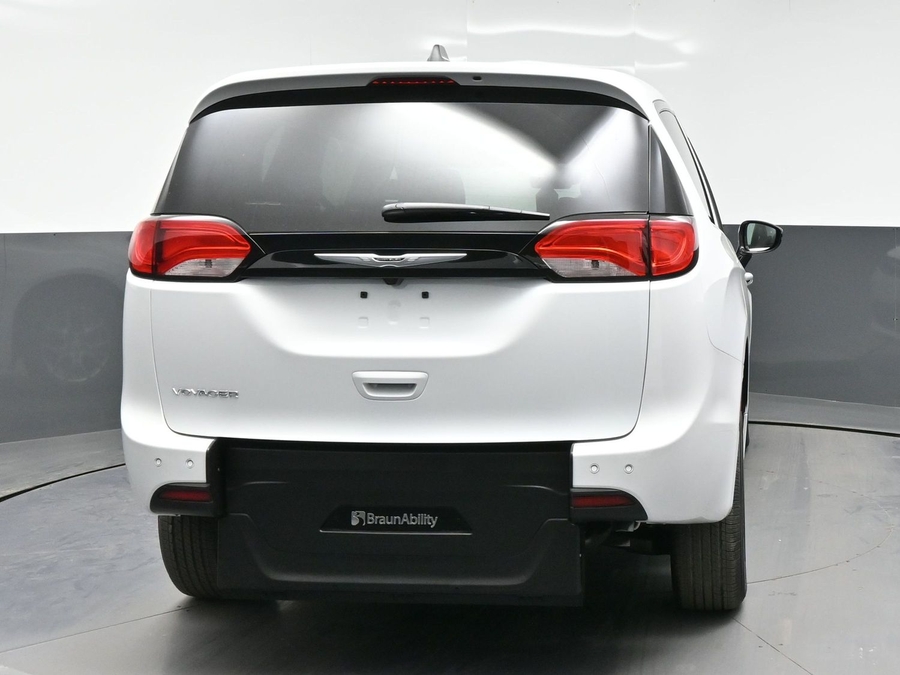 White Chrysler Voyager image number 3
