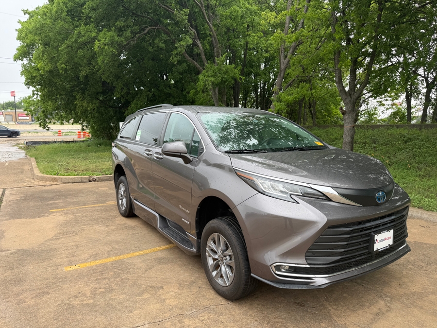Used 2021 Toyota Sienna Hybrid XLE - BraunAbility Side Entry Entry Fold Out Automatic Ramp