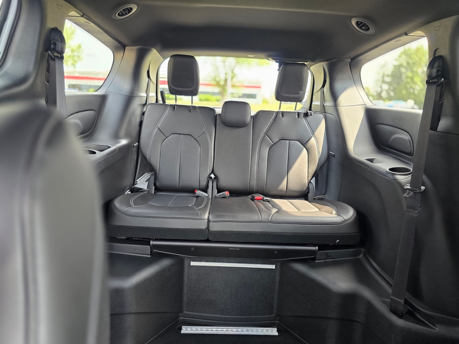 White Chrysler Voyager image number 15