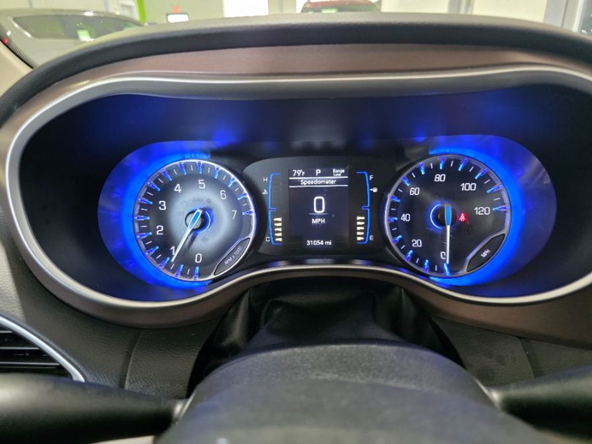 Black Chrysler Voyager image number 16