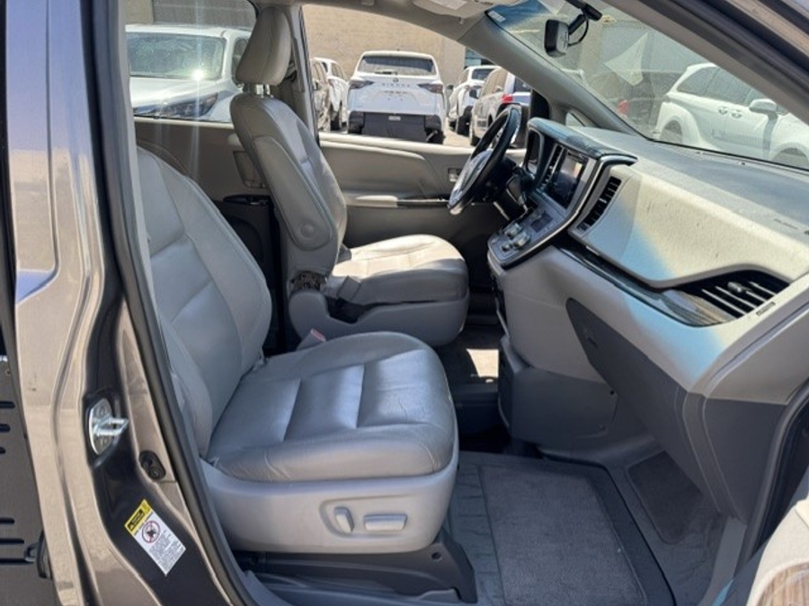 Grey Toyota Sienna image number 4
