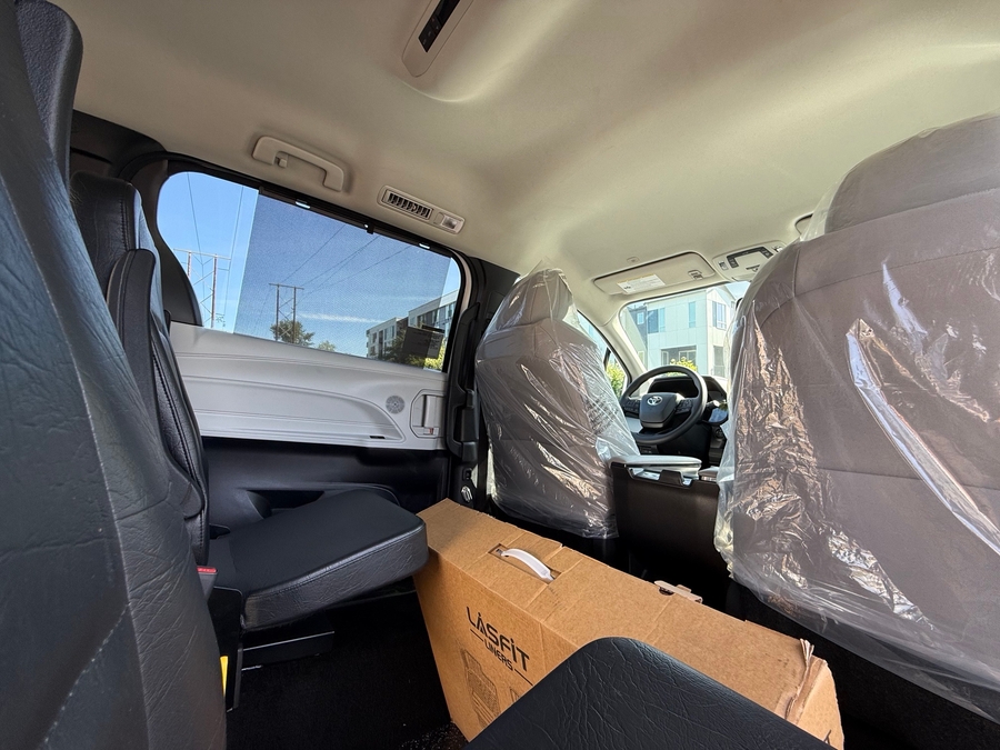New 2026 Toyota Sienna Hybrid LE w swivel 2nd row - Vantage Mobility Commercial Rear Entry Entry Fold Out Manual Ramp