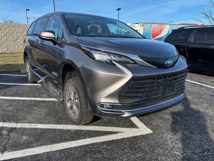 Used 2021 Toyota Sienna Hybrid XLE - BraunAbility Side Entry Entry Fold Out Automatic Ramp