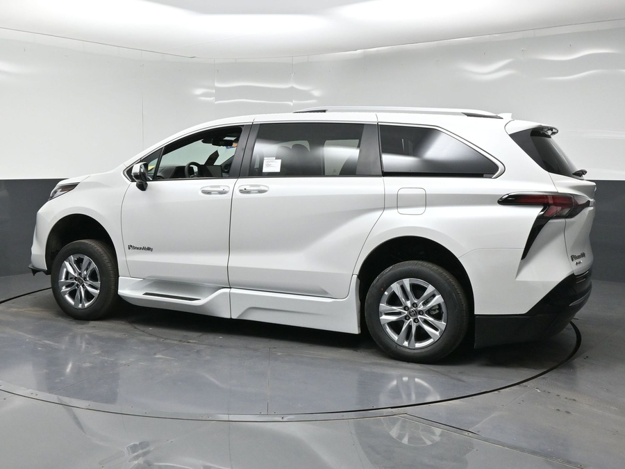 New 2026 Toyota Sienna Hybrid Limited - BraunAbility Side Entry In Floor Automatic Ramp