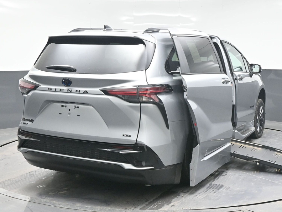 New 2025 Toyota Sienna Hybrid XSE Sport - BraunAbility Side Entry Entry Fold Out Automatic Ramp
